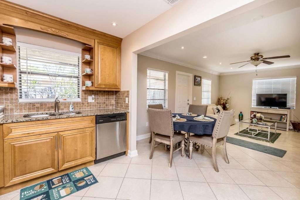 Ocean Vacation Breeze Villa Lantana Eksteriør billede